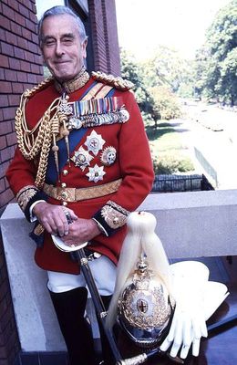 390px-The_Earl_Mountbatten_of_Burma_Allan_Warren.jpg